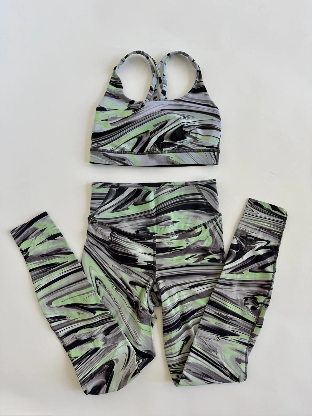 Lululemon Matching Set Energy Bra & Swift Speed
High-Rise Tight 4 - Picture 2 of 8